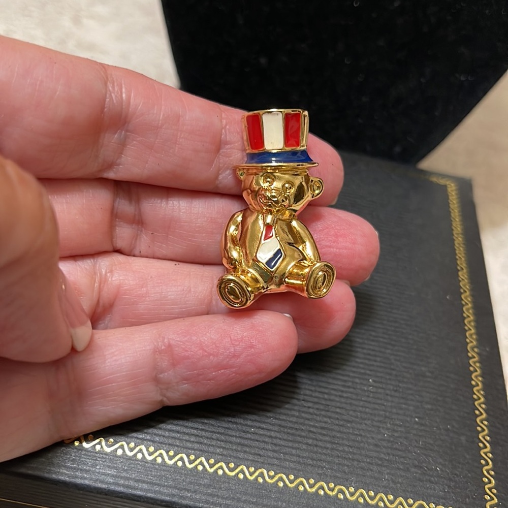 VINTAGE AVON PATRIOTIC TEDDY BEAR TIE TACK OR LAPEL BROOCH